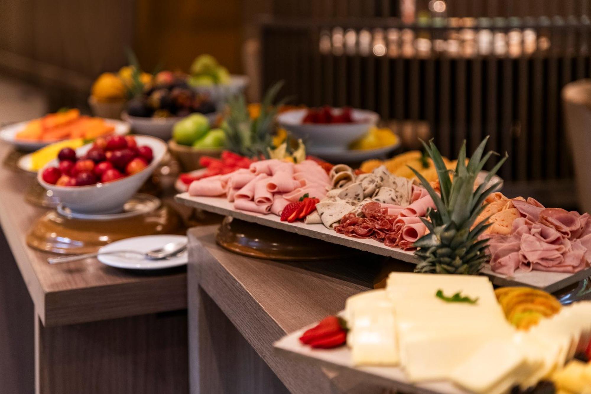 Hotel York Luxury Suites Medellin By Preferred Екстериор снимка A buffet at a hotel