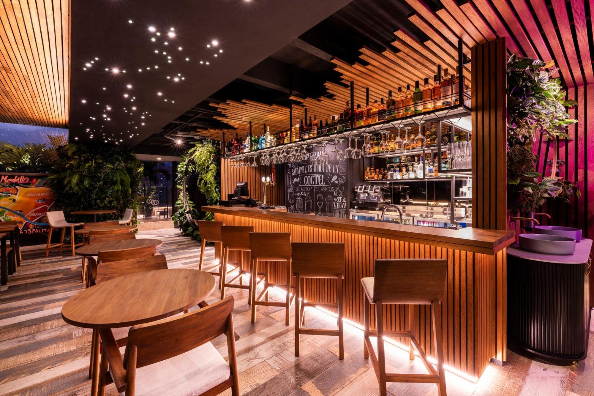 Hotel York Luxury Suites Medellin By Preferred Екстериор снимка The bar at the 101 Skybar