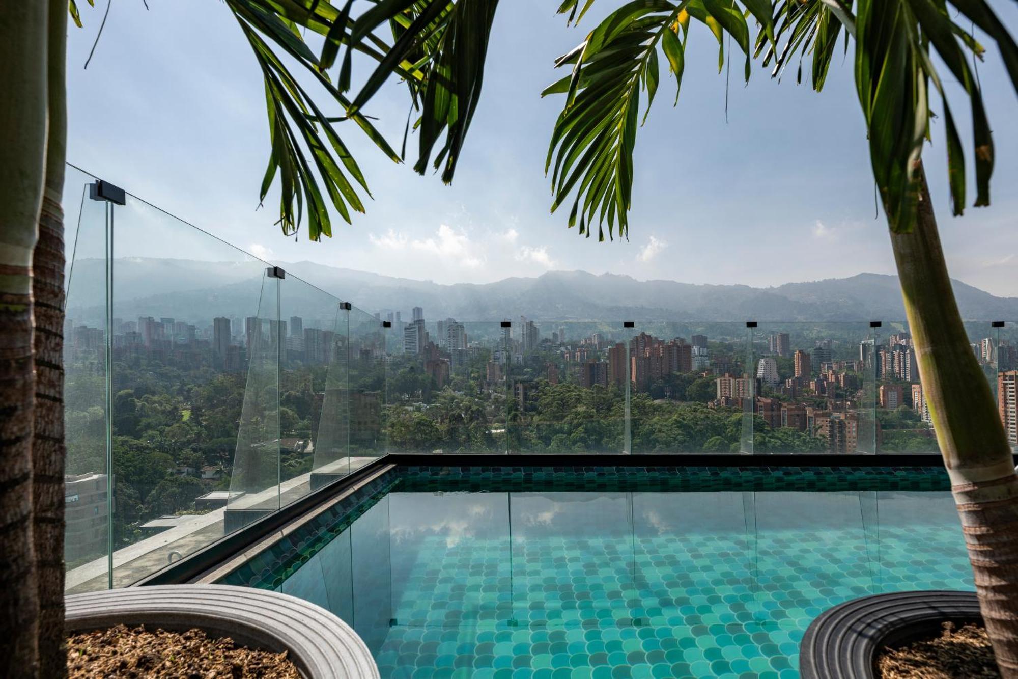 Hotel York Luxury Suites Medellin By Preferred Екстериор снимка View from the rooftop pool